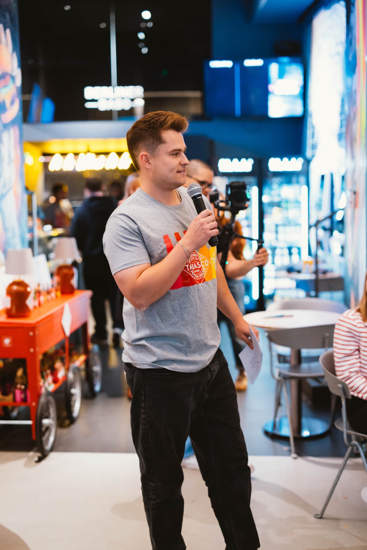 Luca van der Goes auf der Bühne eines Firmenevents