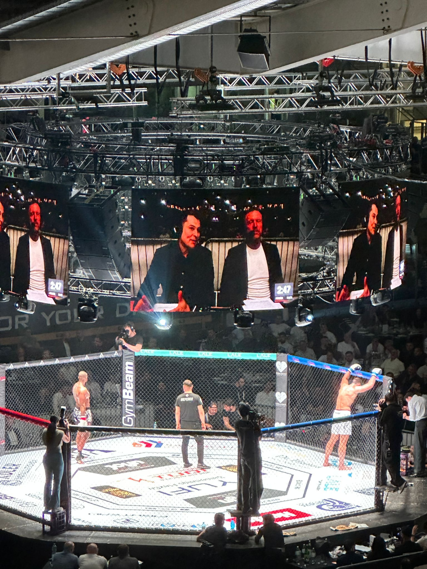 Luca van der Goes bei einem MMA-Event in der Arena vor einer Videowand
