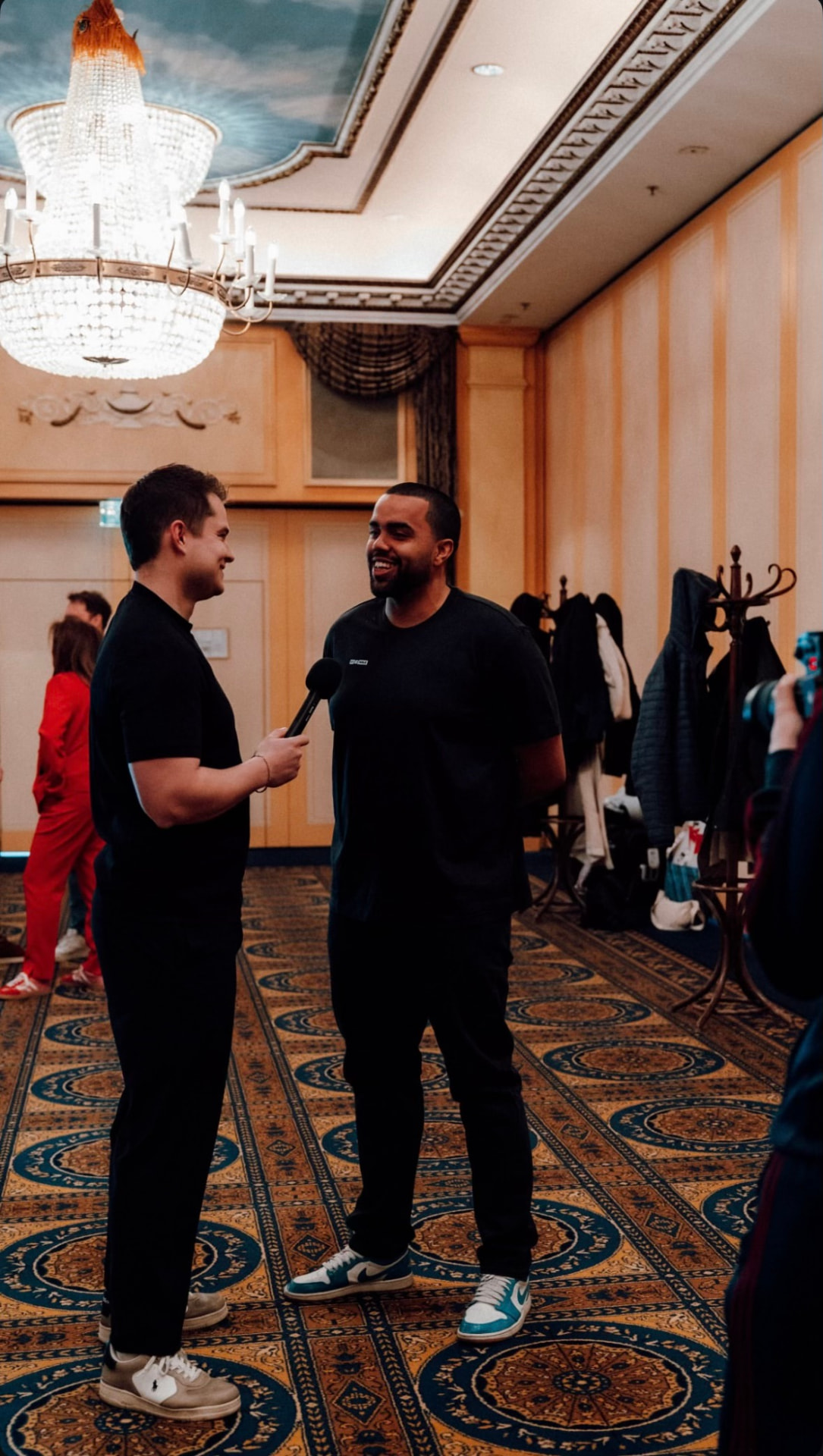 Luca van der Goes führt ein Interview in einem Ballsaal
